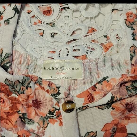 Bobbie Brooks, floral print white lace knit back blouse size small - Picture 4 of 4